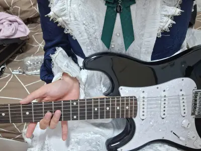 Sakuya cosplay with guitar