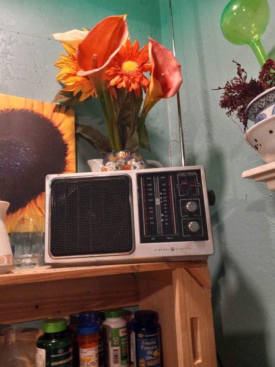 A vintage AM/FM radio