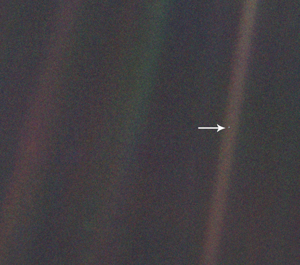 30 años de "un punto azul pálido": la icónica foto de la Tierra que inspiró uno de los textos memorables de Carl Sagan y cambió nuestra perspectiva del planeta - BBC News Mundo