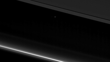 La majestuosa foto de la Tierra vista desde los anillos de Saturno es el adiós perfecto de Cassini