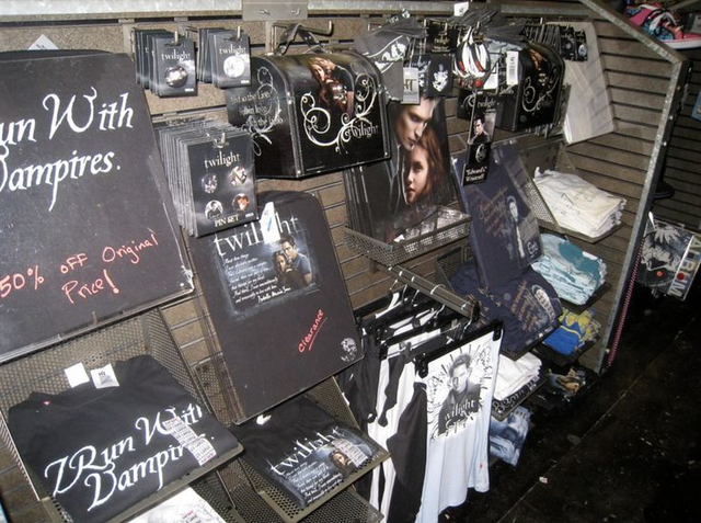 twilight-display-at-hot-topic
