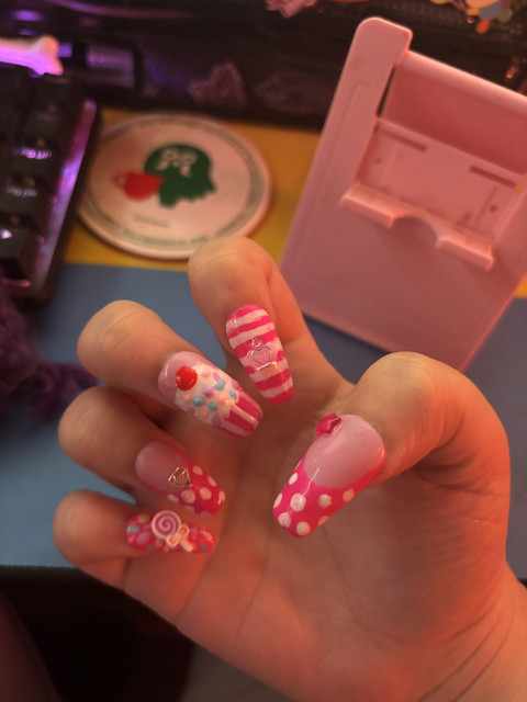nails