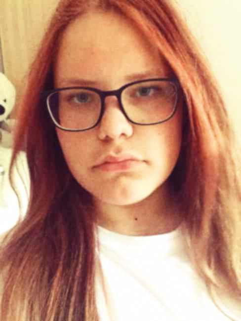this photo looks so nostalgic because of the filter and i look so naturally beautiful and symmetrical