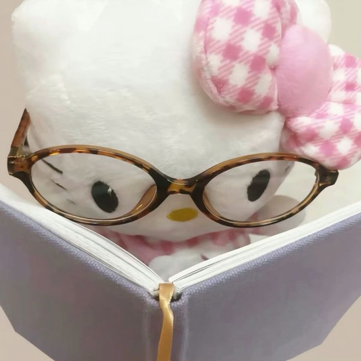 hello kitty reading