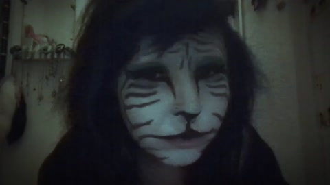 fish does weird tiger makeup boooo eugh 🙄