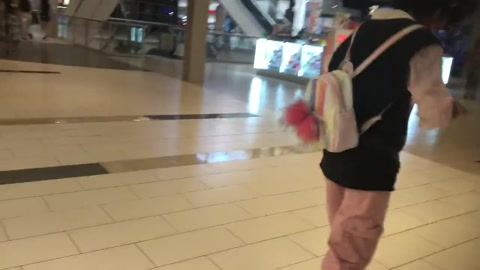 MOON WALKING IN DA MALL?!