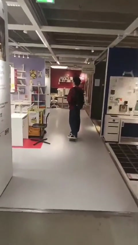 Skating in empty ikea